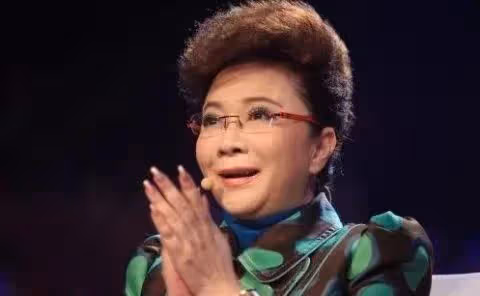 她是國家一級演員,從萬人捧到萬人踩,今臉部僵硬不敢認,她是誰?