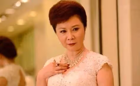 她是國家一級演員,從萬人捧到萬人踩,今臉部僵硬不敢認,她是誰?