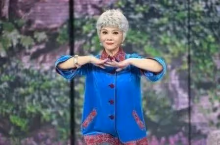 她是國家一級演員,從萬人捧到萬人踩,今臉部僵硬不敢認,她是誰?