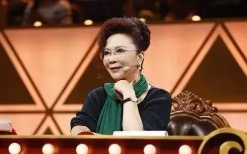 她是國家一級演員,從萬人捧到萬人踩,今臉部僵硬不敢認,她是誰?