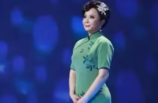 她是國家一級演員,從萬人捧到萬人踩,今臉部僵硬不敢認,她是誰?
