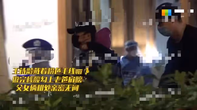 王岳倫攜女兒歡樂度假，12歲王詩齡身高驚人，摟爸爸肩膀超有愛