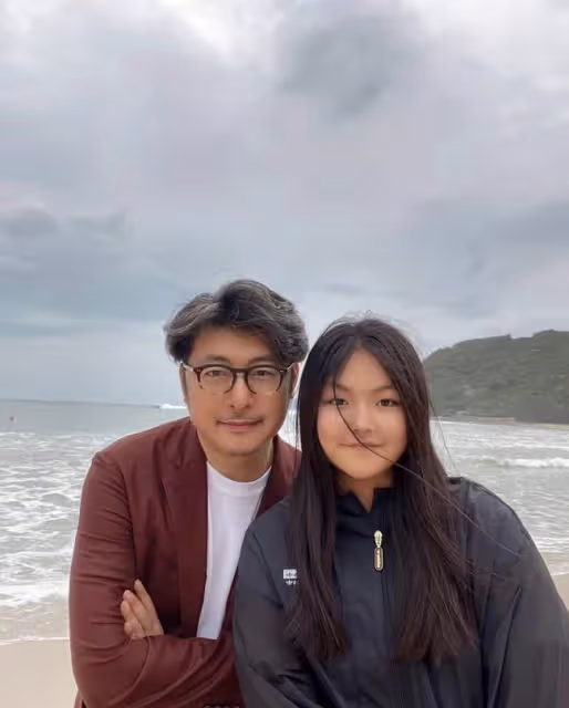 王岳倫攜女兒歡樂度假,12歲王詩齡身高驚人,摟爸爸肩膀超有愛