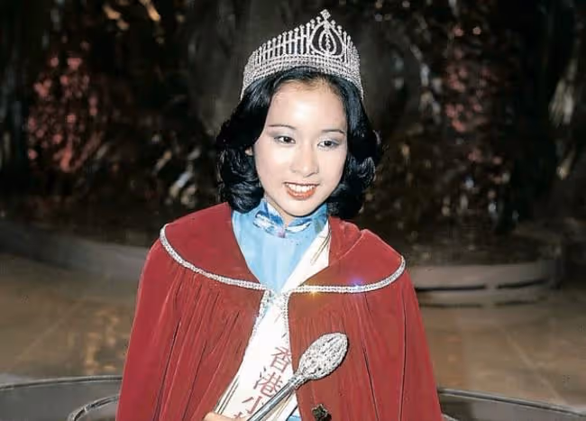 郭晶晶63歲婆婆打羽毛球,穿短裙大秀美腿,與小28歲港姐同框比美