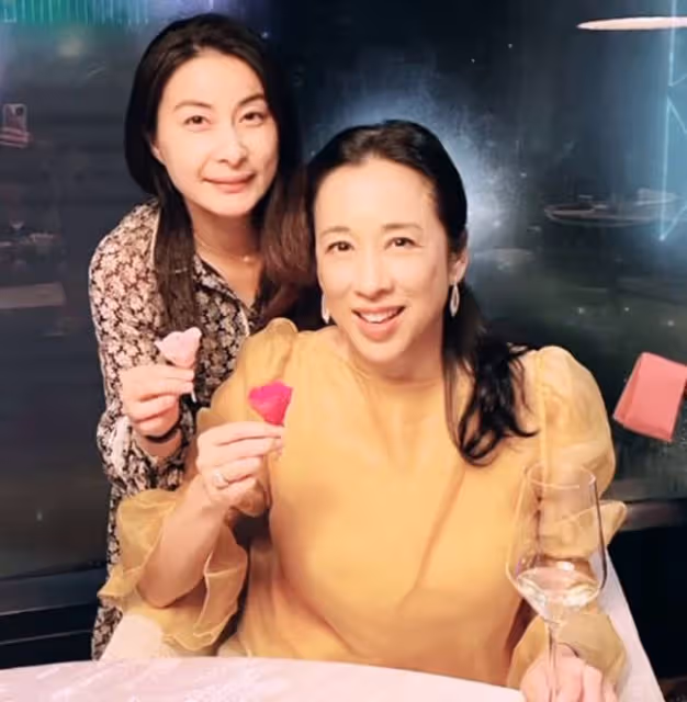 郭晶晶63歲婆婆打羽毛球,穿短裙大秀美腿,與小28歲港姐同框比美