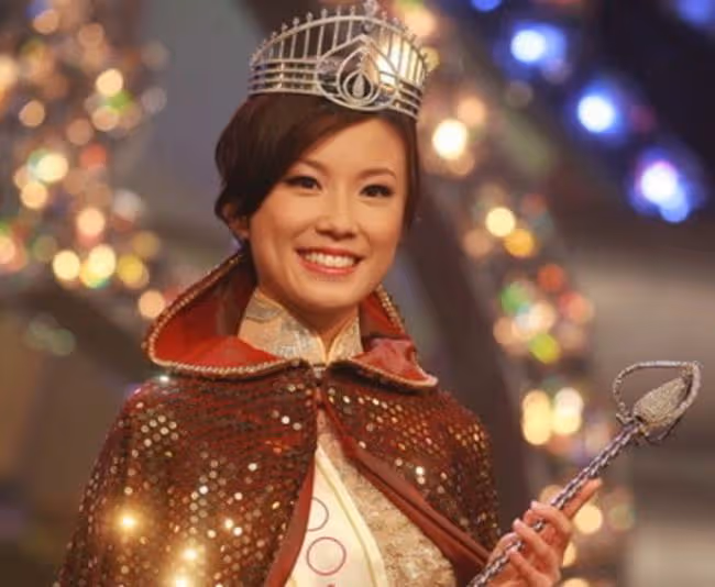 郭晶晶63歲婆婆打羽毛球，穿短裙大秀美腿，與小28歲港姐同框比美