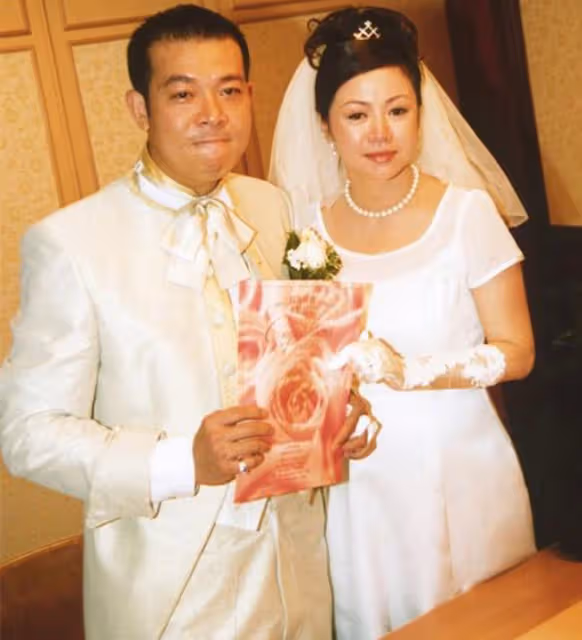 郭晶晶63歲婆婆打羽毛球，穿短裙大秀美腿，與小28歲港姐同框比美