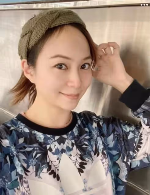 37歲女星轉行擺攤賣飾品！扛起一家四口開銷，在地鐵口晚九點下班