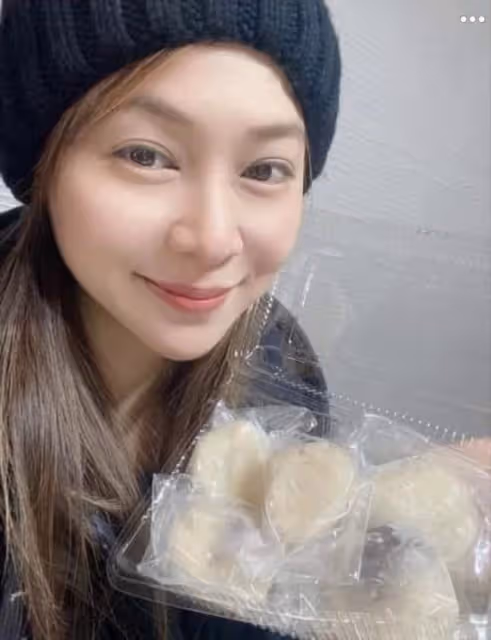 37歲女星轉行擺攤賣飾品！扛起一家四口開銷，在地鐵口晚九點下班