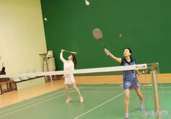 郭晶晶63歲婆婆打羽毛球，素顏露面大秀美腿，身材不輸小28歲港姐