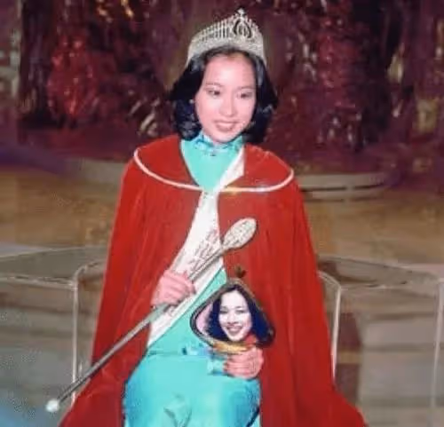郭晶晶63歲婆婆打羽毛球，素顏露面大秀美腿，身材不輸小28歲港姐