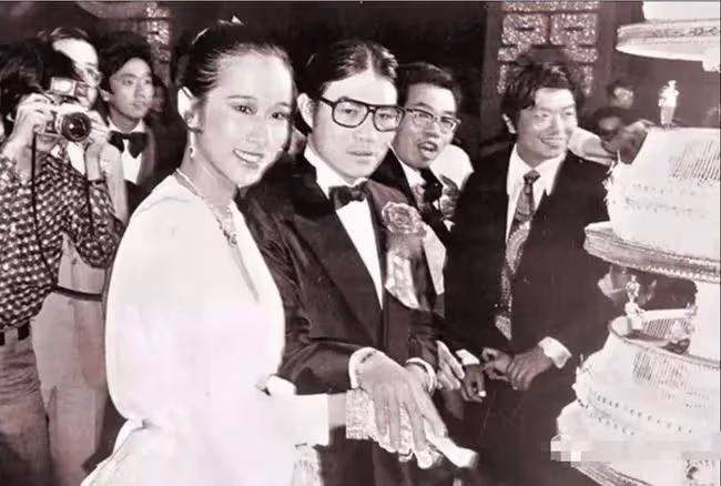 郭晶晶63歲婆婆打羽毛球，素顏露面大秀美腿，身材不輸小28歲港姐
