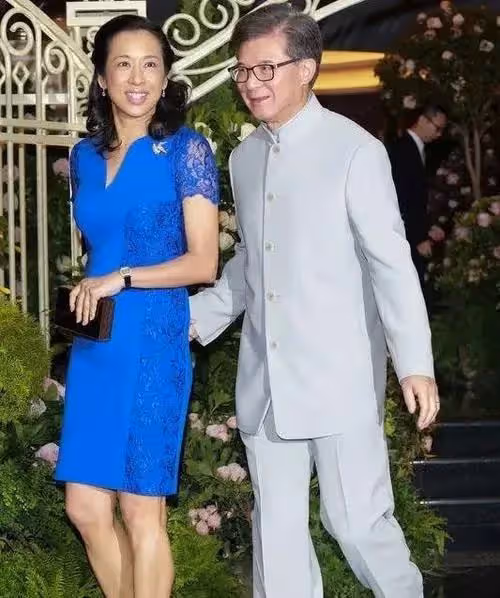 郭晶晶63歲婆婆打羽毛球,素顏露面大秀美腿,身材不輸小28歲港姐