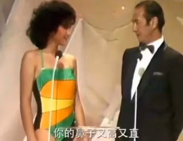 郭晶晶63歲婆婆打羽毛球,素顏露面大秀美腿,身材不輸小28歲港姐