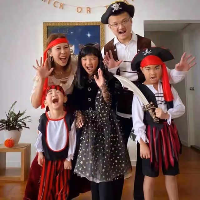 郭晶晶63歲婆婆打羽毛球,素顏露面大秀美腿,身材不輸小28歲港姐
