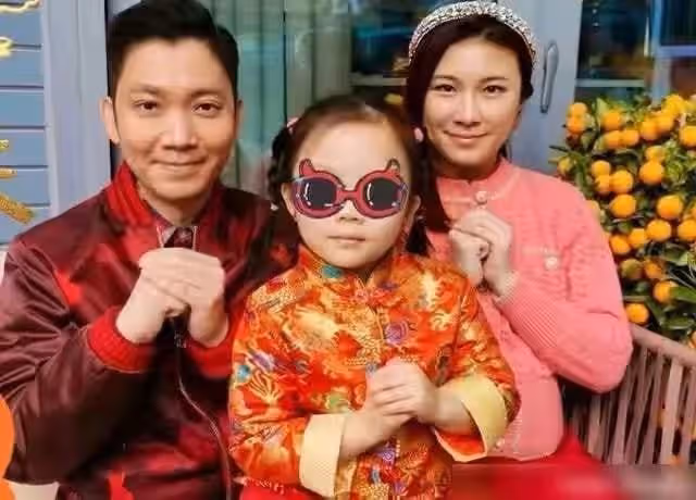 郭晶晶63歲婆婆打羽毛球,素顏露面大秀美腿,身材不輸小28歲港姐