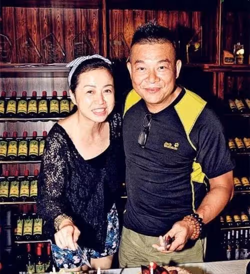 郭晶晶63歲婆婆打羽毛球,素顏露面大秀美腿,身材不輸小28歲港姐