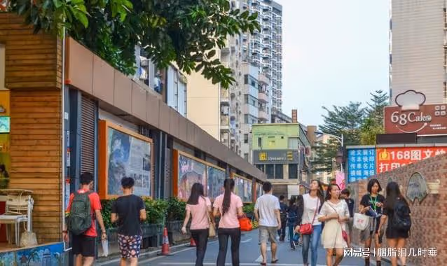 我在出租屋陽台上,發現了女鄰居的秘密