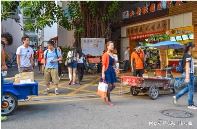 我在出租屋陽台上,發現了女鄰居的秘密