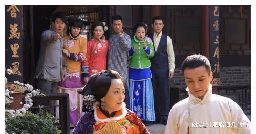 領了結婚證，婆婆拒絕為我們辦婚禮，春節一頓飯，婆婆忙準備