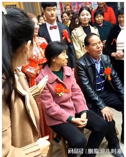 結婚現場拍全家福,婆婆當場憤怒離開遭指責,知情人急忙解釋