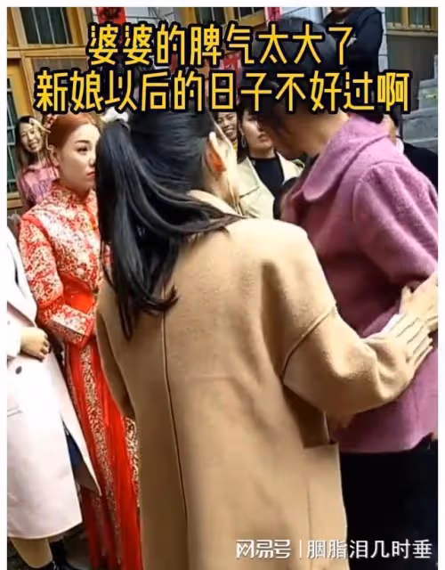 結婚現場拍全家福,婆婆當場憤怒離開遭指責,知情人急忙解釋