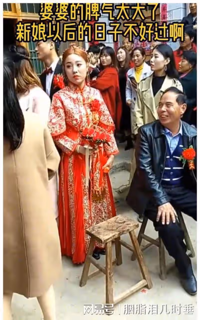 結婚現場拍全家福,婆婆當場憤怒離開遭指責,知情人急忙解釋