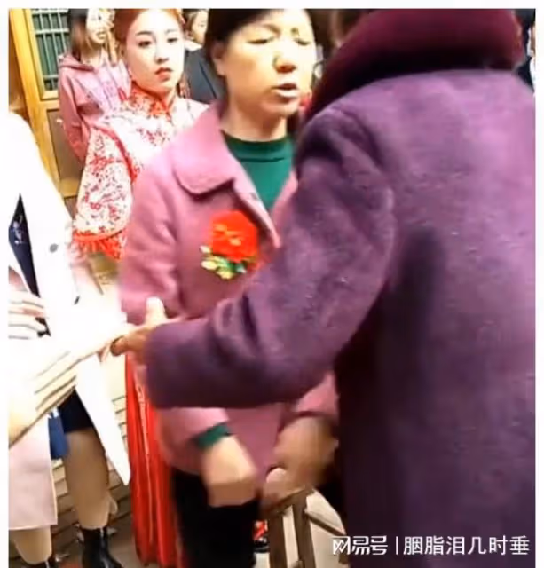 結婚現場拍全家福,婆婆當場憤怒離開遭指責,知情人急忙解釋