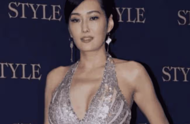 記得《神鵰俠侶》李莫愁?韻味上不減當年風采,52歲活的很瀟灑