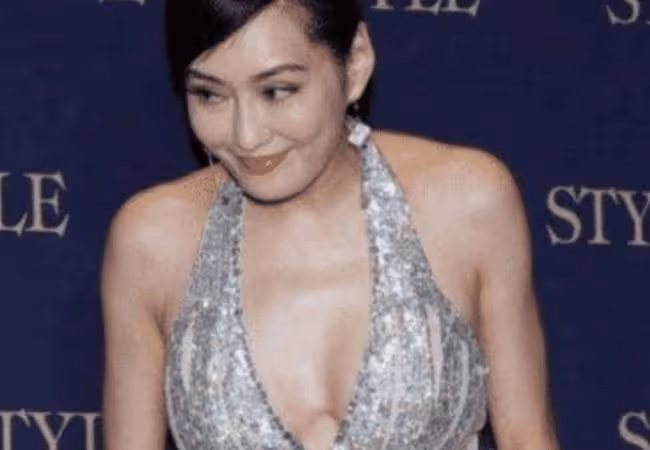 記得《神鵰俠侶》李莫愁?韻味上不減當年風采,52歲活的很瀟灑