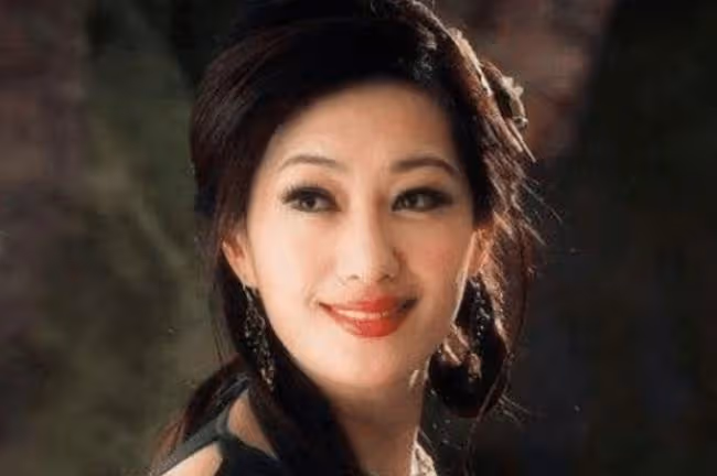 記得《神鵰俠侶》李莫愁?韻味上不減當年風采,52歲活的很瀟灑