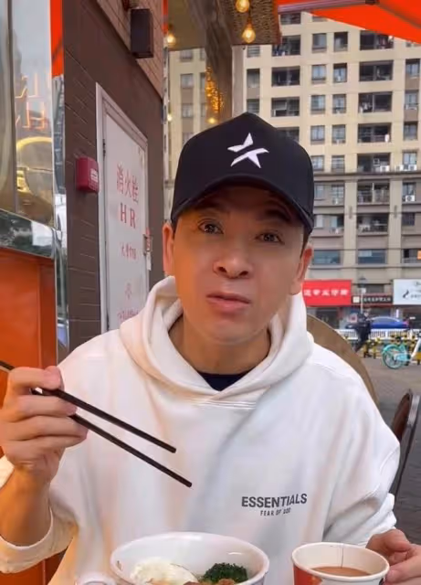 57歲前TVB男星坐街頭吃泡麵,在內地打拚已6年,曾無錢長期租房住