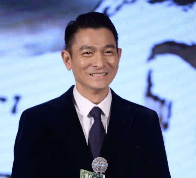 57歲前TVB男星坐街頭吃泡麵,在內地打拚已6年,曾無錢長期租房住
