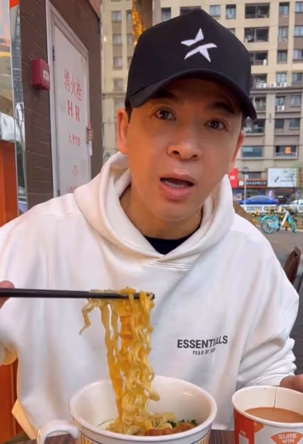 57歲前TVB男星坐街頭吃泡麵,在內地打拚已6年,曾無錢長期租房住
