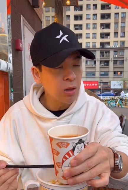 57歲前TVB男星坐街頭吃泡麵,在內地打拚已6年,曾無錢長期租房住