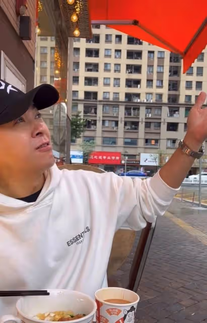 57歲前TVB男星坐街頭吃泡麵,在內地打拚已6年,曾無錢長期租房住