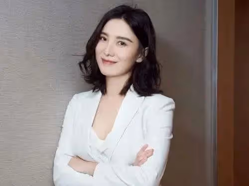 強迫大自己23歲的導演拋妻棄子,被捧紅後馬上把對方甩開,她是誰?