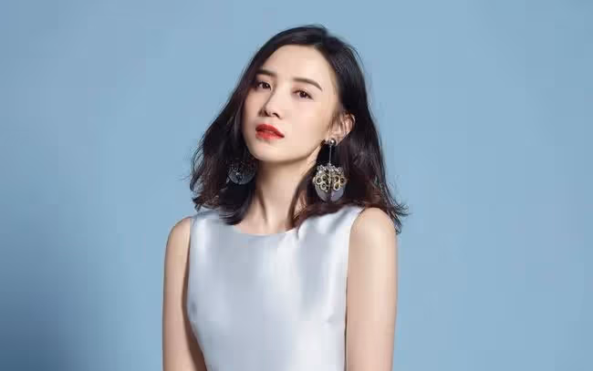 強迫大自己23歲的導演拋妻棄子,被捧紅後馬上把對方甩開,她是誰?