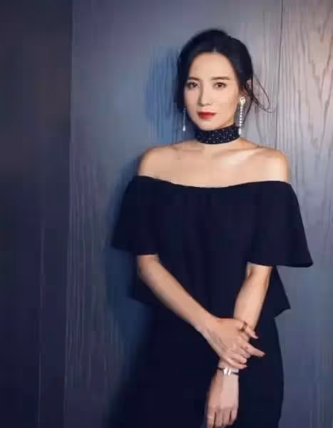 強迫大自己23歲的導演拋妻棄子,被捧紅後馬上把對方甩開,她是誰?