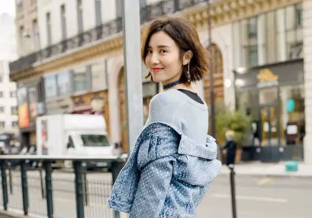 強迫大自己23歲的導演拋妻棄子，被捧紅後馬上把對方甩開，她是誰？
