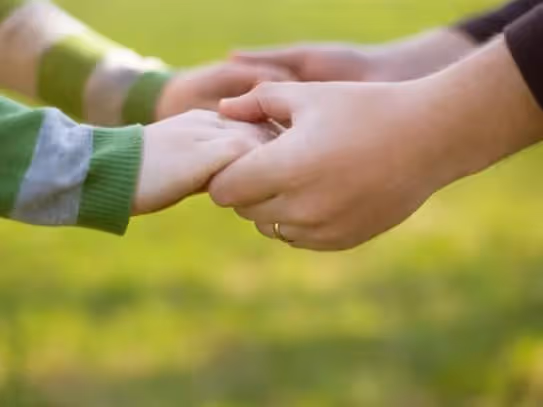 創業成功我提離婚,如今去前妻家陪兒子過生日,兒子:你不是我爸