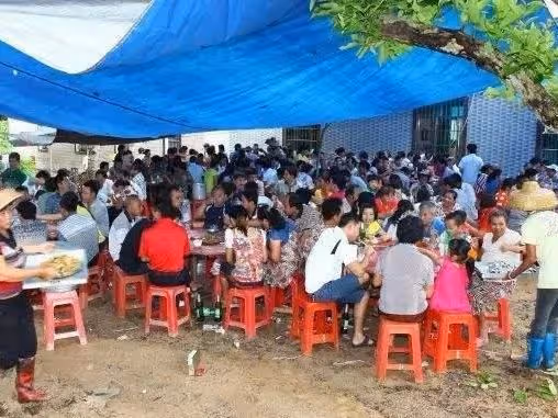 小伙娶剩女，婚禮上她幫忙擋酒，婆婆要退婚：會喝酒的女孩不正經
