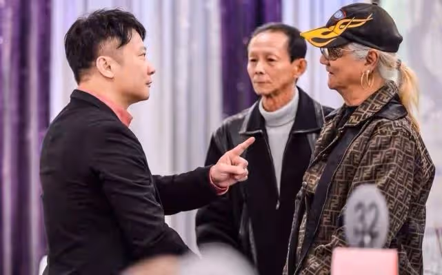 香港69歲大齡藝人被澆油燒傷,因養狗問題被故意放火殺人!