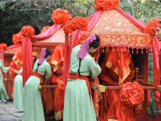 新婚當晚前任意外來訪,妻子鬧情緒,小伙安慰:她找我只是敘敘舊