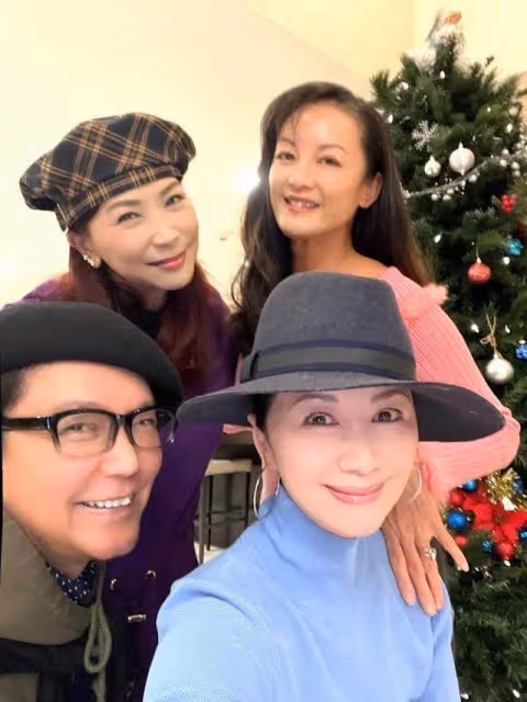 54歲「亞洲皇后」曬與同屆港姐聚會合照,兩度離婚,終嫁初戀男友