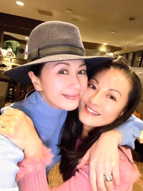 54歲「亞洲皇后」曬與同屆港姐聚會合照,兩度離婚,終嫁初戀男友