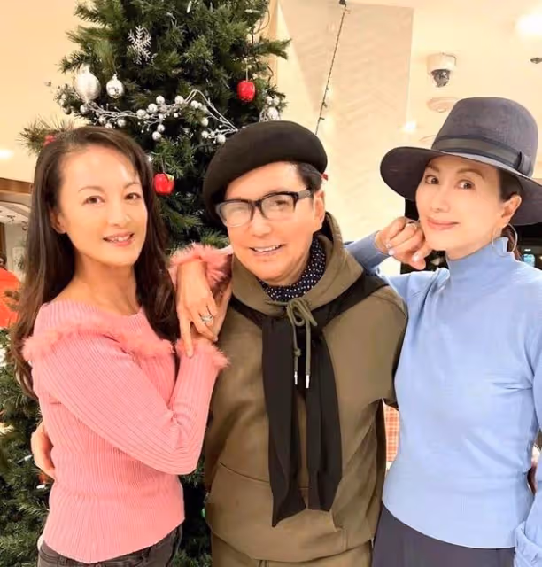 54歲「亞洲皇后」曬與同屆港姐聚會合照,兩度離婚,終嫁初戀男友