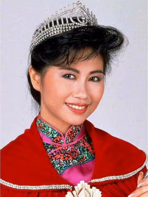 54歲「亞洲皇后」曬與同屆港姐聚會合照,兩度離婚,終嫁初戀男友