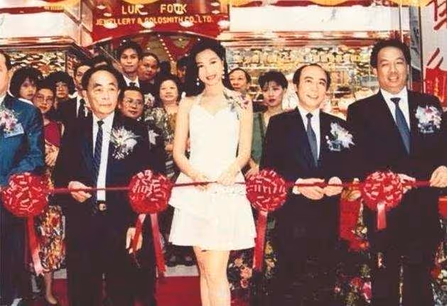 54歲「亞洲皇后」曬與同屆港姐聚會合照,兩度離婚,終嫁初戀男友