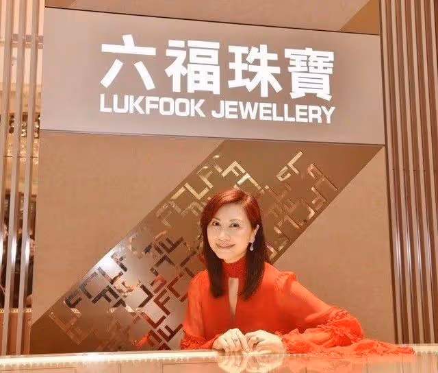 54歲「亞洲皇后」曬與同屆港姐聚會合照,兩度離婚,終嫁初戀男友